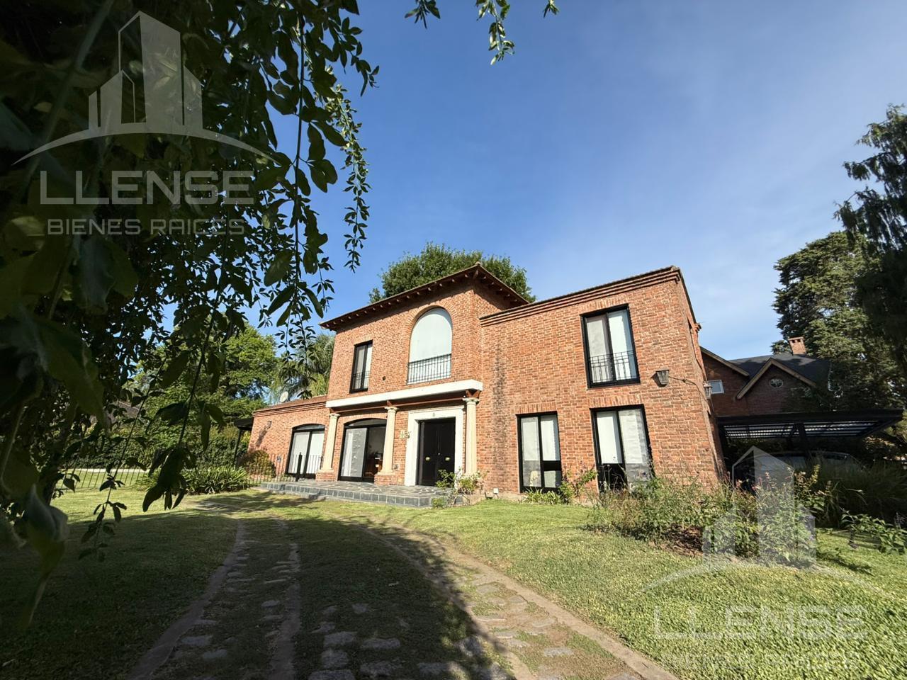 Casa de 5 ambientes con piscina, galería y gran parque en venta - Country Club El Carmen