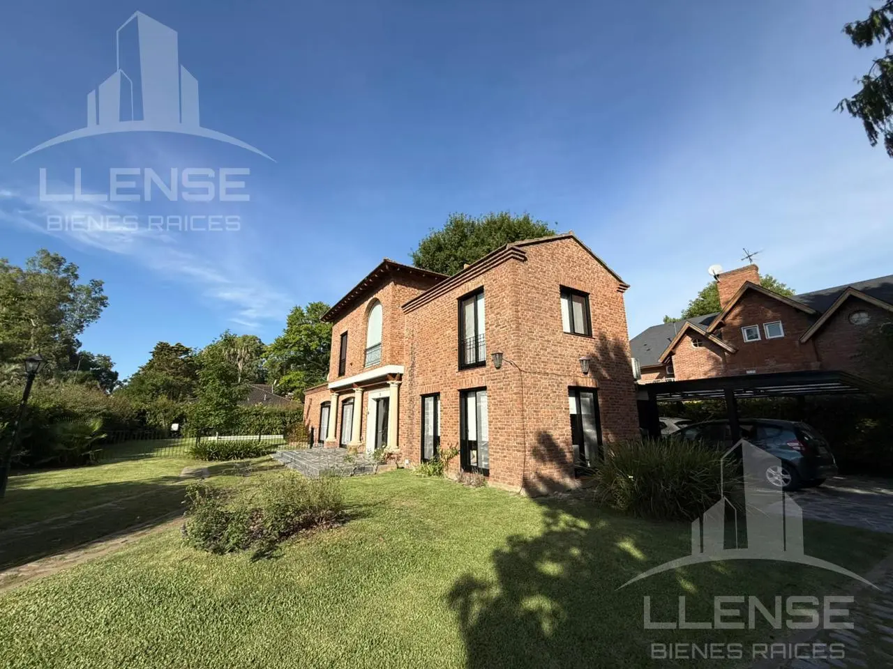 Casa de 5 ambientes con piscina, galería y gran parque en venta - Country Club El Carmen 1
