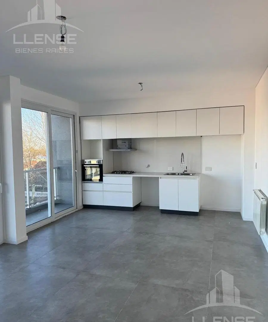 Departamento 4 ambientes con cochera en venta - APTO CREDITO - ALQUILADO - Bernal Centro 3