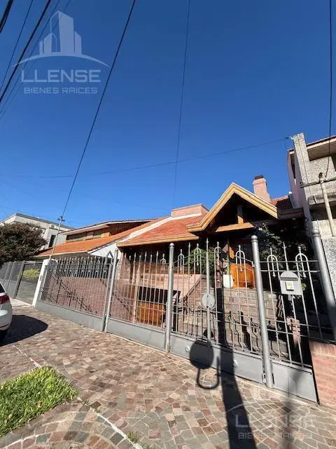 Casa 4 ambientes con jardín en venta - APTA CREDITO - Quilmes Oeste 1
