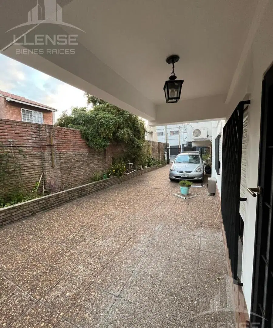 Tríplex 3 ambientes con espacio guardacoche en venta - APTO CREDITO - Quilmes 2