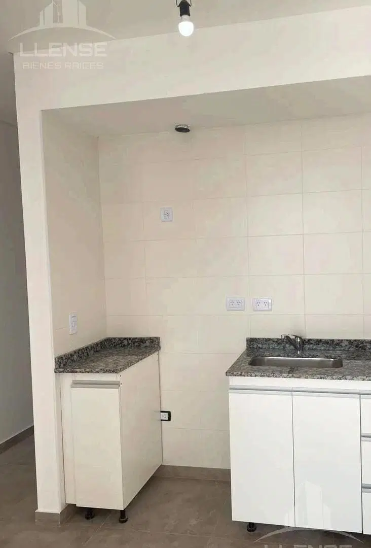 Departamento 2 ambientes con balcon en alquiler - Ezpeleta Este 2