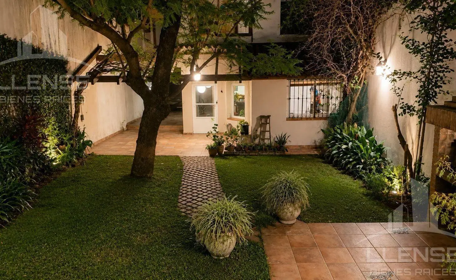 Casa de calidad 5 ambientes con jardín y cochera en venta - APTA CREDITO - Bernal centro 4