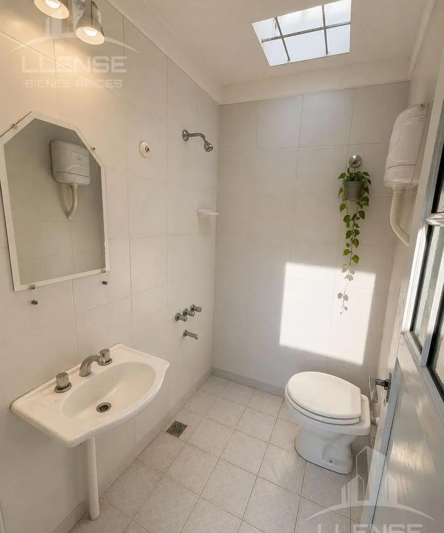 Casa de calidad 5 ambientes con jardín y cochera en venta - APTA CREDITO - Bernal centro 2