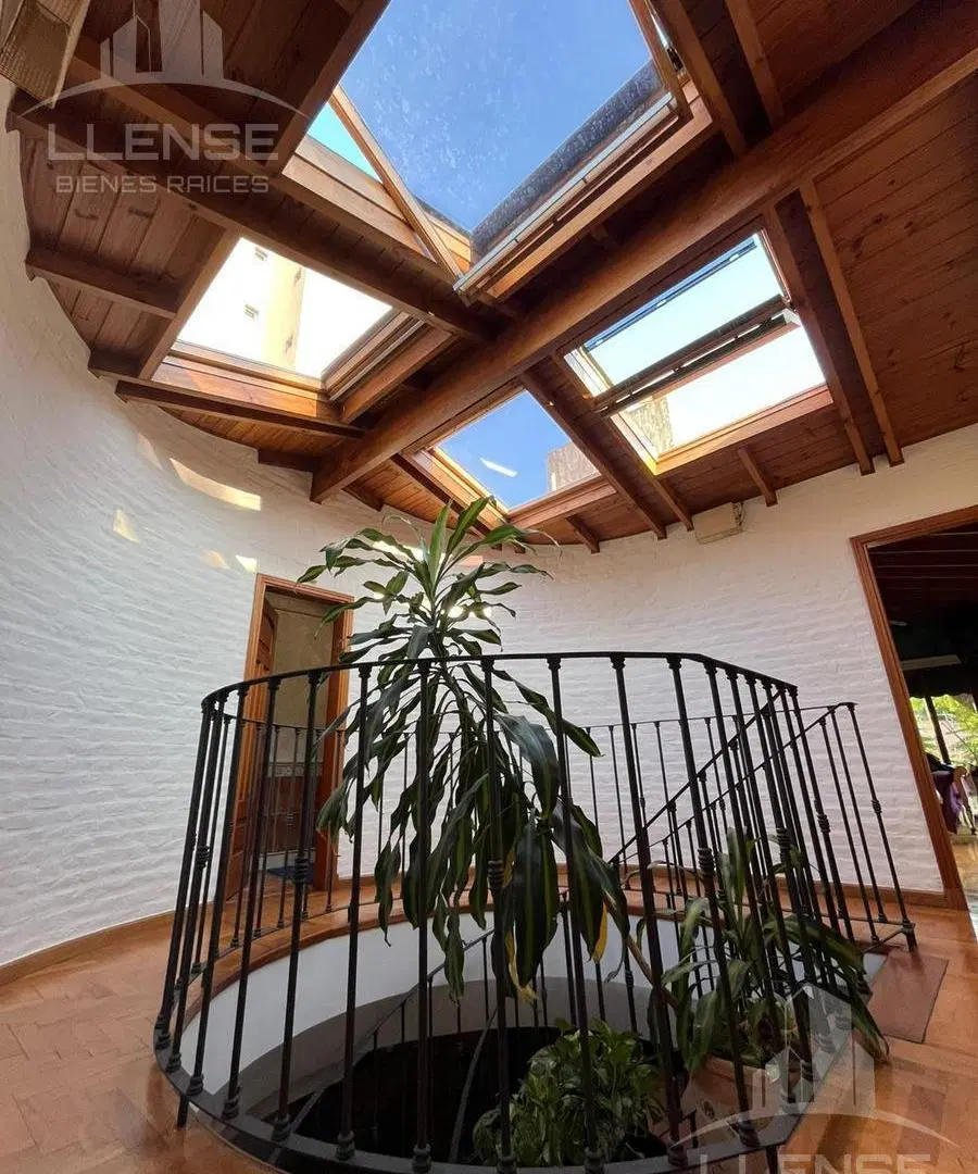 Casa de calidad 5 ambientes con jardín y cochera en venta - APTA CREDITO - Bernal centro 8