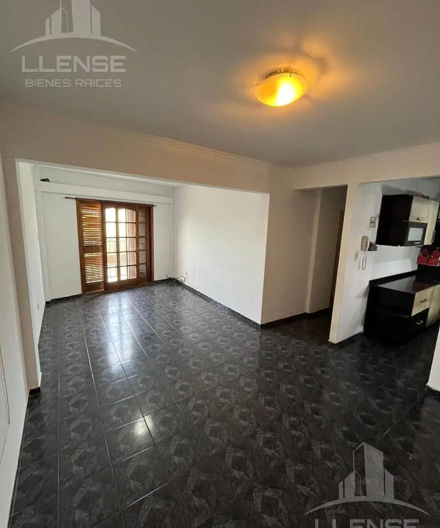 Departamento 3 ambientes en semipiso reciclado con 1 cochera en venta - Wilde 2