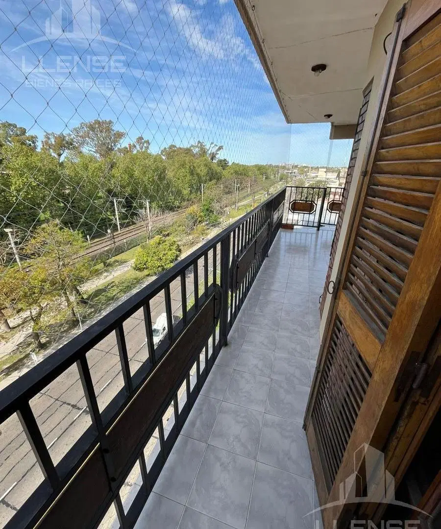 Departamento 3 ambientes en semipiso reciclado con 1 cochera en venta - Wilde 1