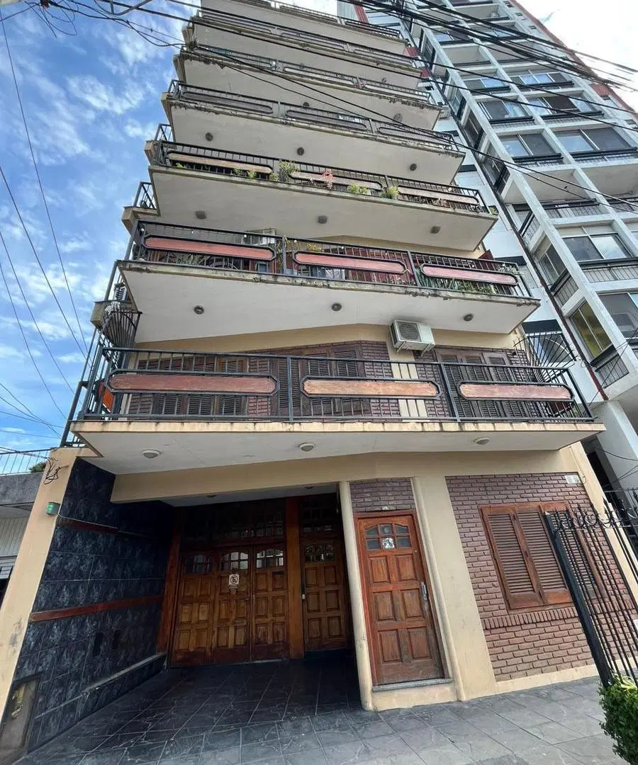Departamento 3 ambientes en semipiso reciclado con 1 cochera en venta - Wilde 3