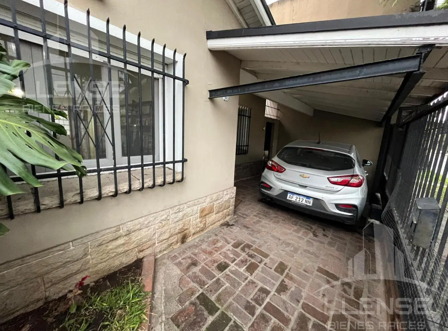 Casa 4 ambientes con patio en venta - APTO CREDITO - Barrio Parque Bernal 2