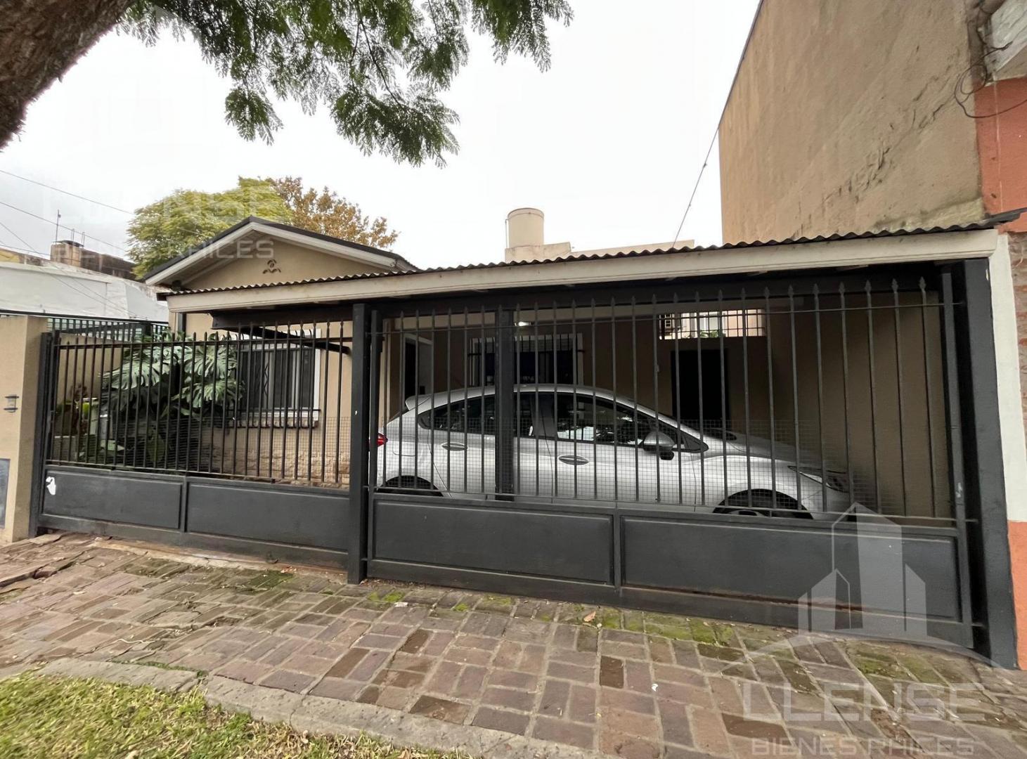 Casa 4 ambientes con patio en venta - APTO CREDITO - Barrio Parque Bernal