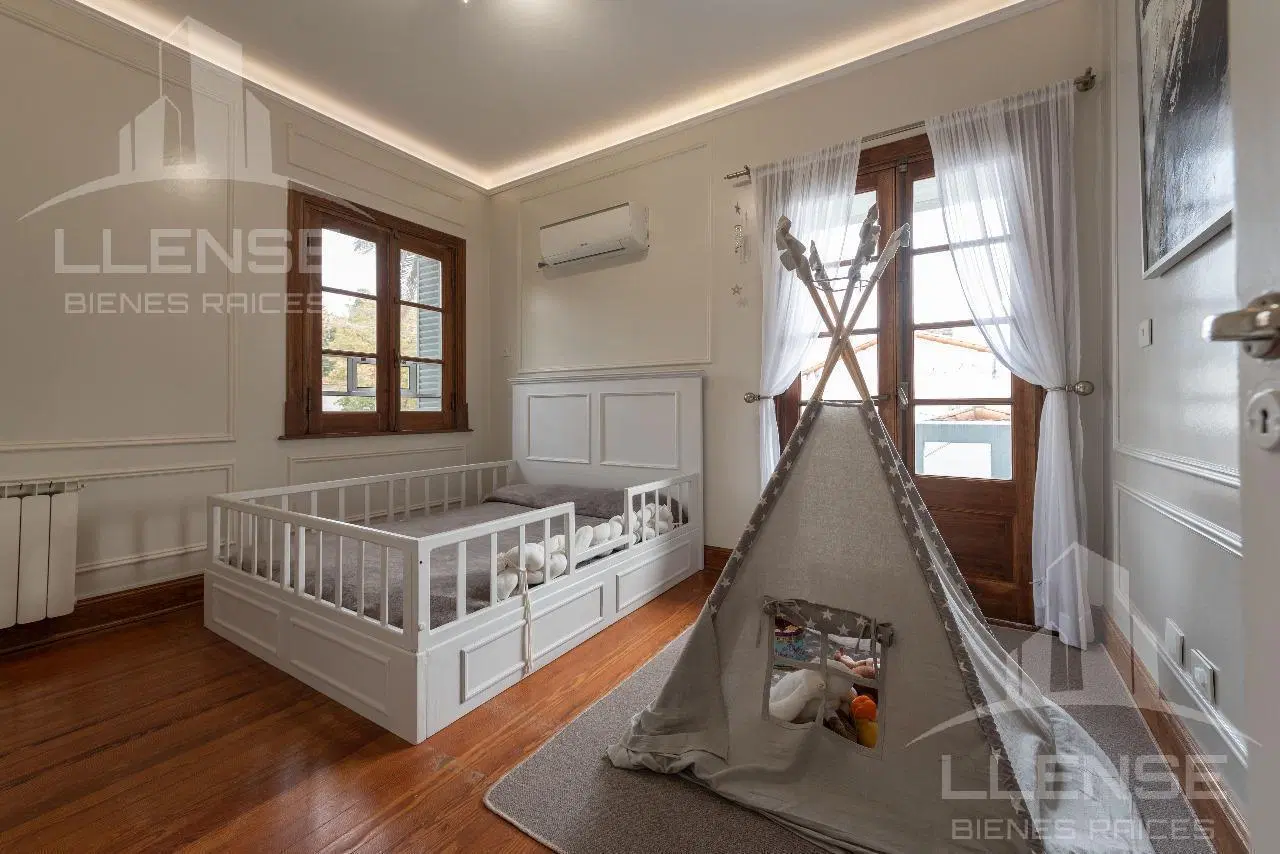 Casa 7 ambientes de 400m2 cubiertos, reciclada a nuevo con jardín y pileta en venta - Quilmes 5