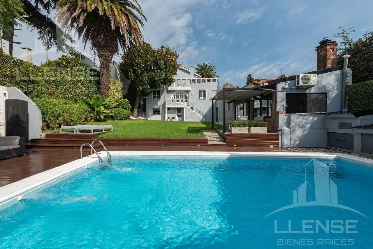 Casa 7 ambientes de 400m2 cubiertos, reciclada a nuevo con jardín y pileta en venta - Quilmes 4