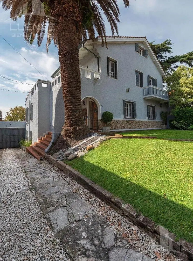 Casa 7 ambientes de 400m2 cubiertos, reciclada a nuevo con jardín y pileta en venta - Quilmes 3