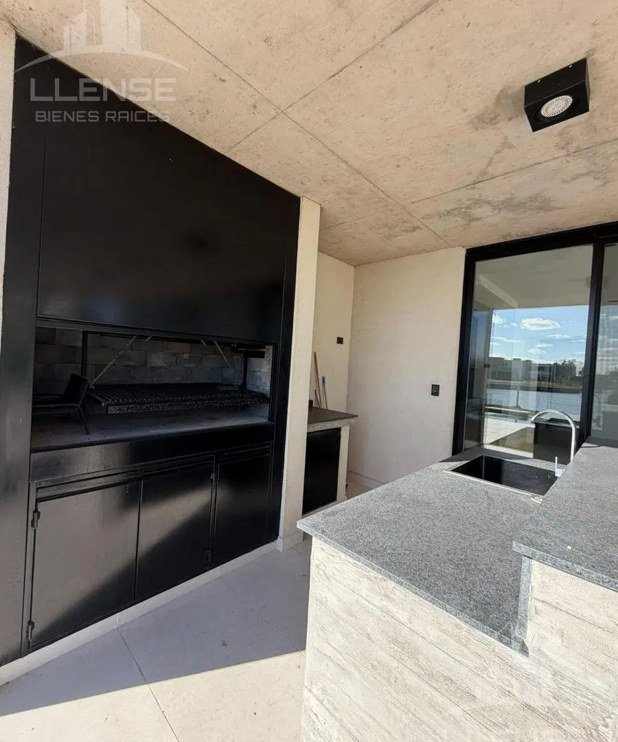 Casa 5 ambientes con pileta y lote fondo lago en venta a estrenar- Barrio Privado Magallanes Hudson 5