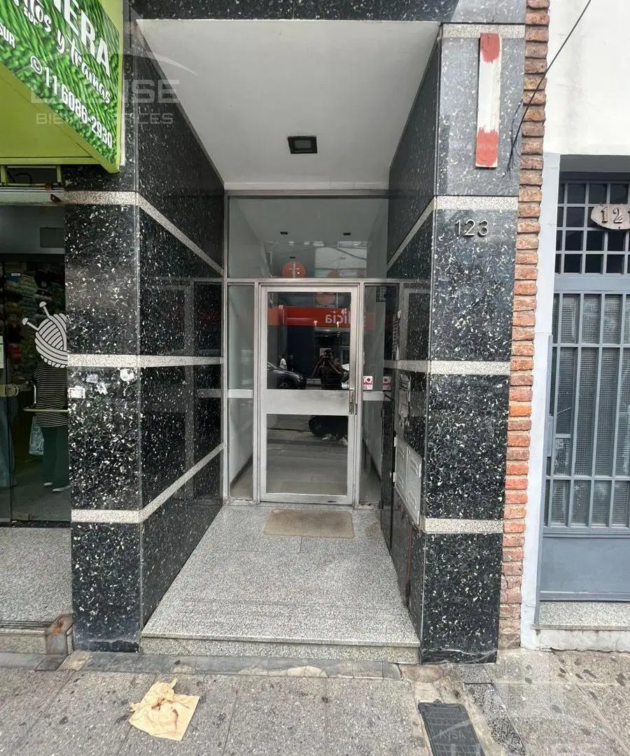 Departamento 2 ambientes con balcón francés en alquiler - Quilmes centro 2
