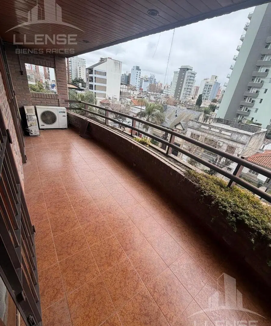 Departamento piso 4 ambientes con balcón y  2 cocheras en alquiler Quilmes Centro 8