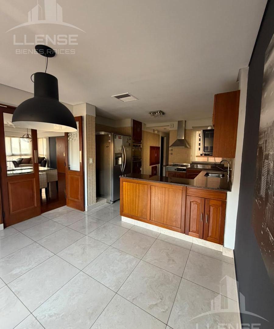 Foto de Piso de categoría en venta 5 ambientes con 2 cocheras subterráneas y baulera - Quilmes Centro, imagen 2