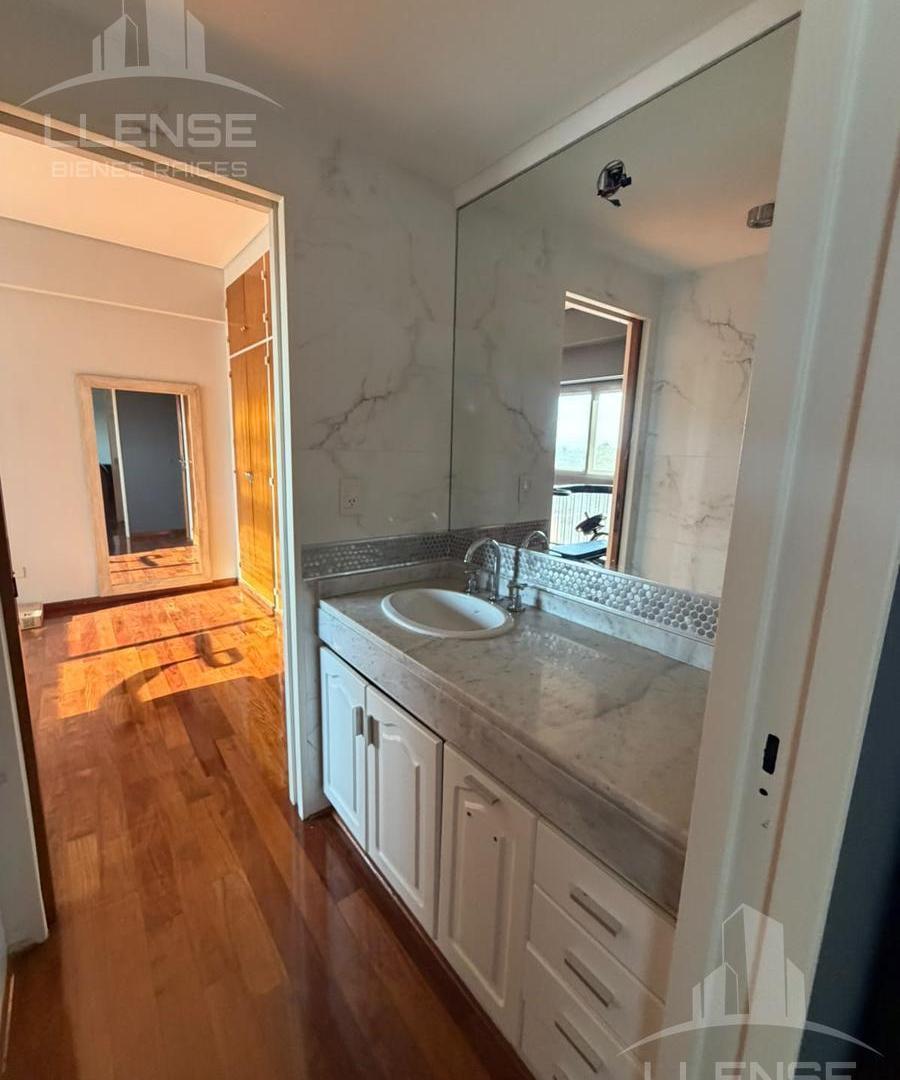 Foto de Piso de categoría en venta 5 ambientes con 2 cocheras subterráneas y baulera - Quilmes Centro, imagen 4