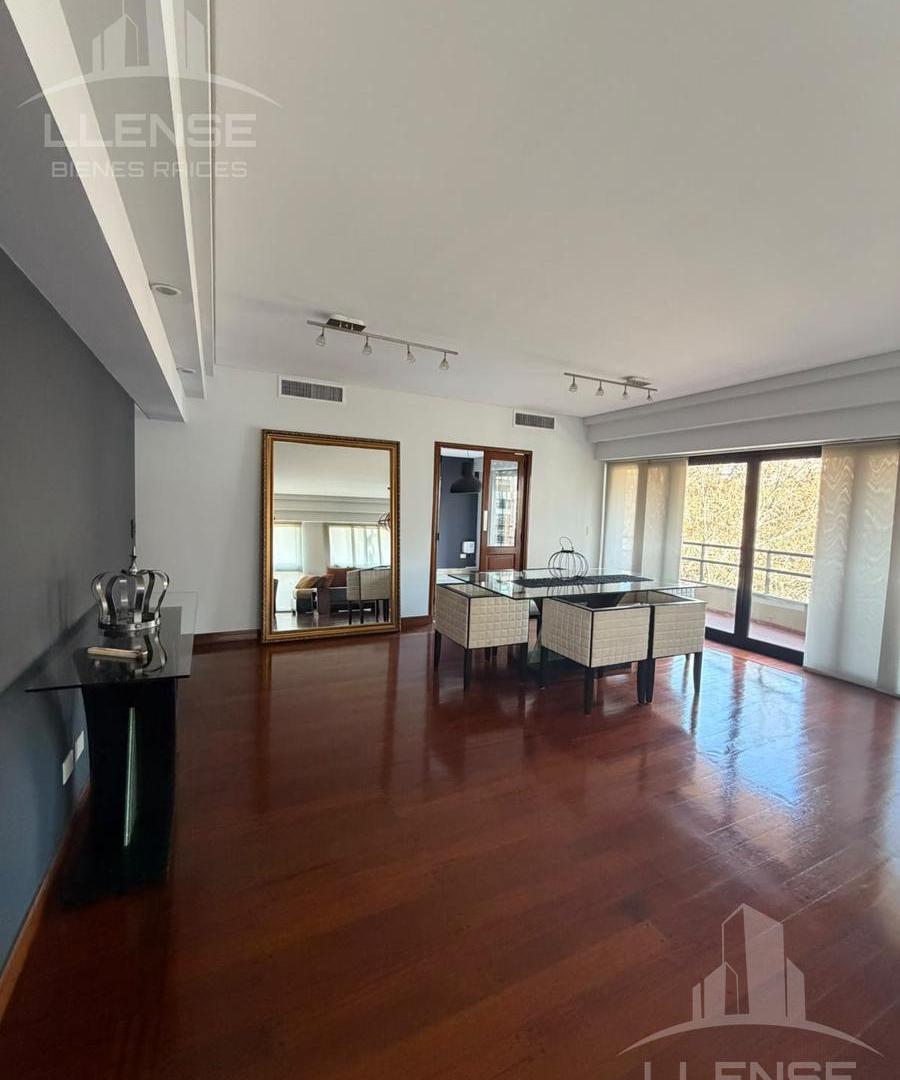 Foto de Piso de categoría en venta 5 ambientes con 2 cocheras subterráneas y baulera - Quilmes Centro, imagen 1