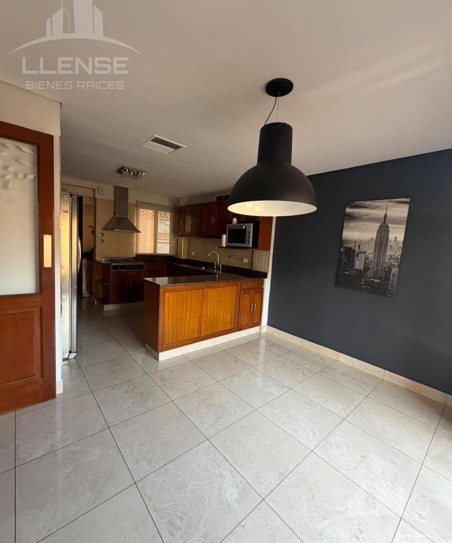 Foto de Piso de categoría en venta 5 ambientes con 2 cocheras subterráneas y baulera - Quilmes Centro, imagen 3