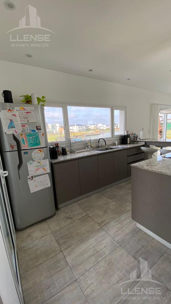 Foto de Casa 5 ambientes con piscina al agua en alquiler (NO TEMPORAL) - Barrio, imagen 3