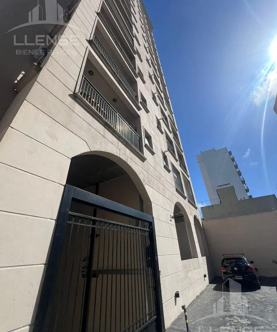 Departamento 3 ambientes con balcón y cochera en alquiler - Bernal Centro 3