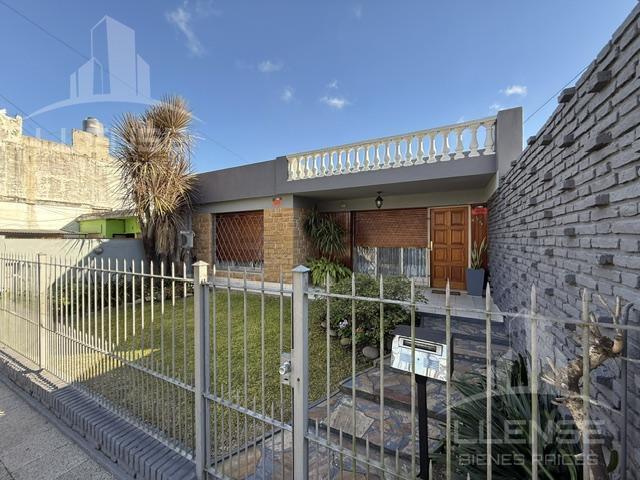 Foto de Casa 4 ambientes con patio y pileta en venta - APTO CREDITO - Quilmes, imagen 2