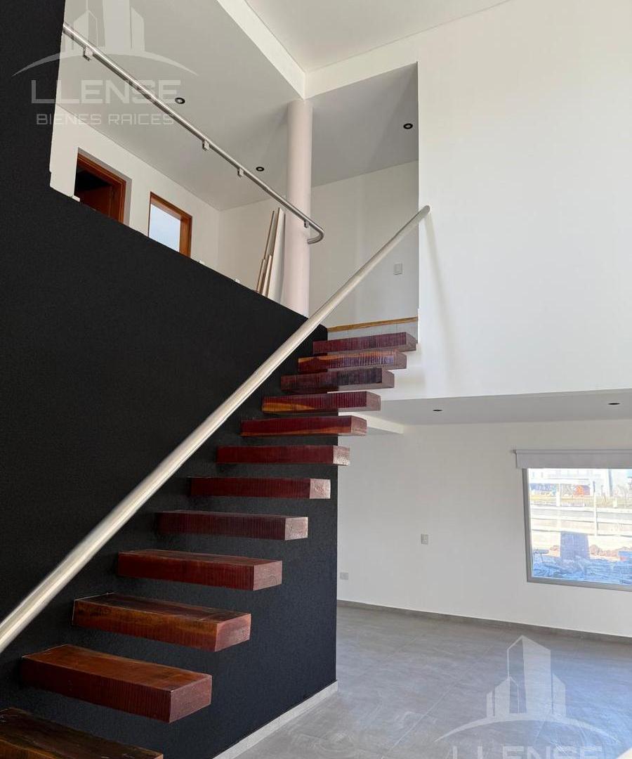 Foto de Casa 5 ambientes con piscina a la laguna en venta - ALQUILADA, imagen 3