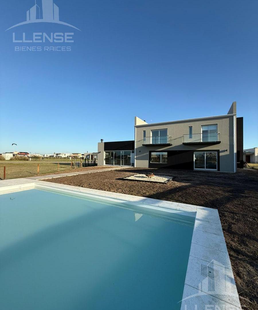 Foto de Casa 5 ambientes con piscina a la laguna en venta - ALQUILADA, imagen 2