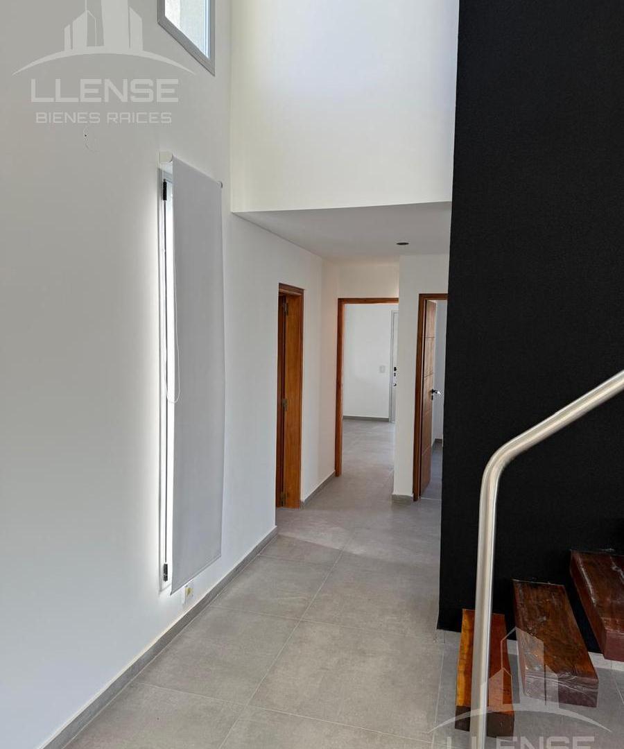 Foto de Casa 5 ambientes con piscina a la laguna en venta - ALQUILADA, imagen 4