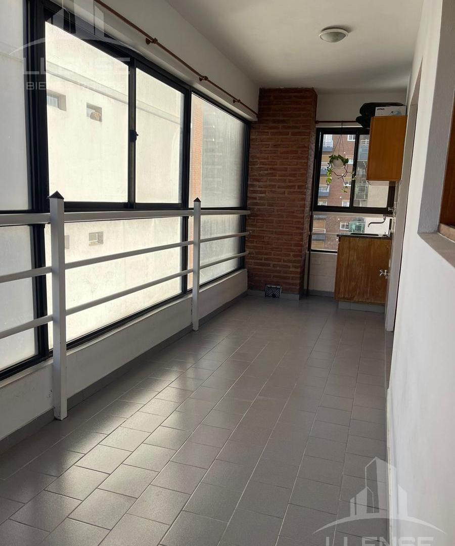 Foto de Departamento piso 4 ambientes con 2 cocheras y baulera en alquiler, imagen 2