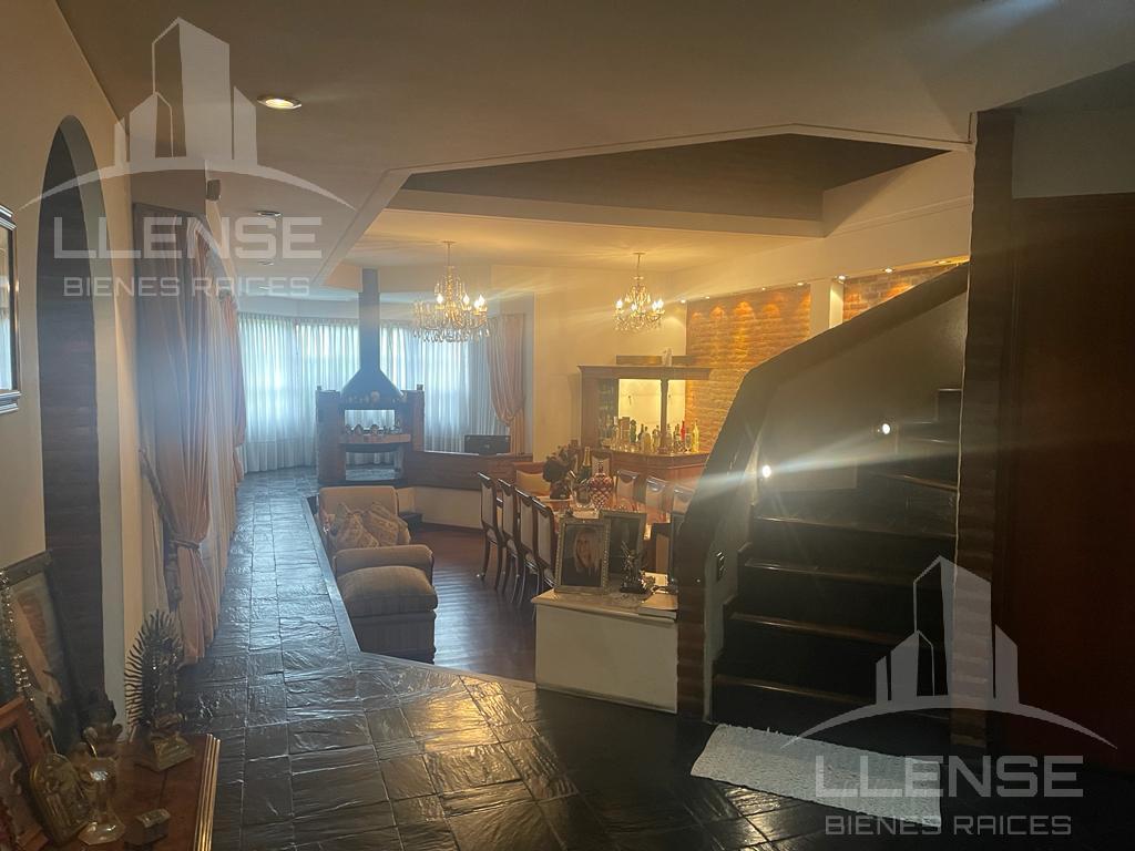 Foto de Casa estilo chalet 6 ambientes con jardín y quincho en venta - Bernal, imagen 5