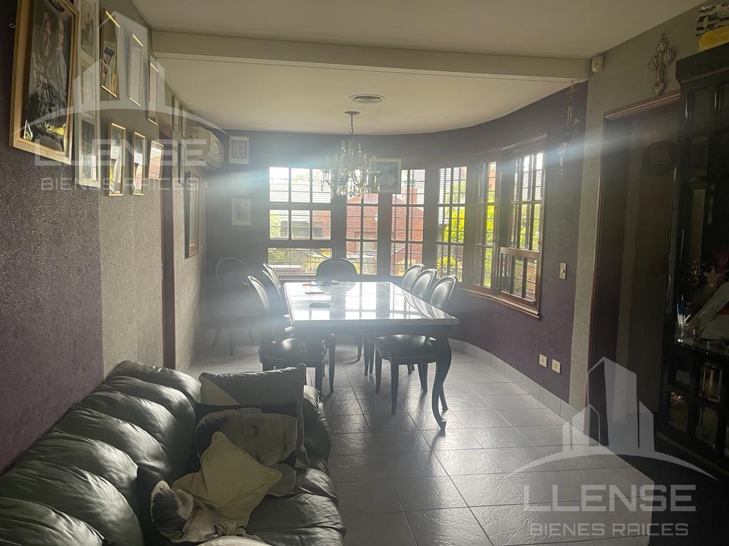 Foto de Casa estilo chalet 6 ambientes con jardín y quincho en venta - Bernal, imagen 2