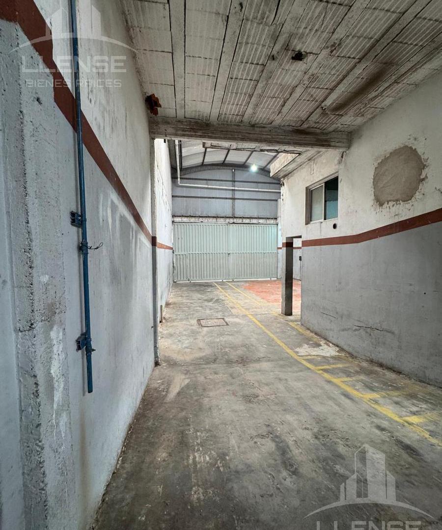Foto de Galpón de aprox 450m2 en venta - APTO CREDITO - Bernal Oeste, imagen 3