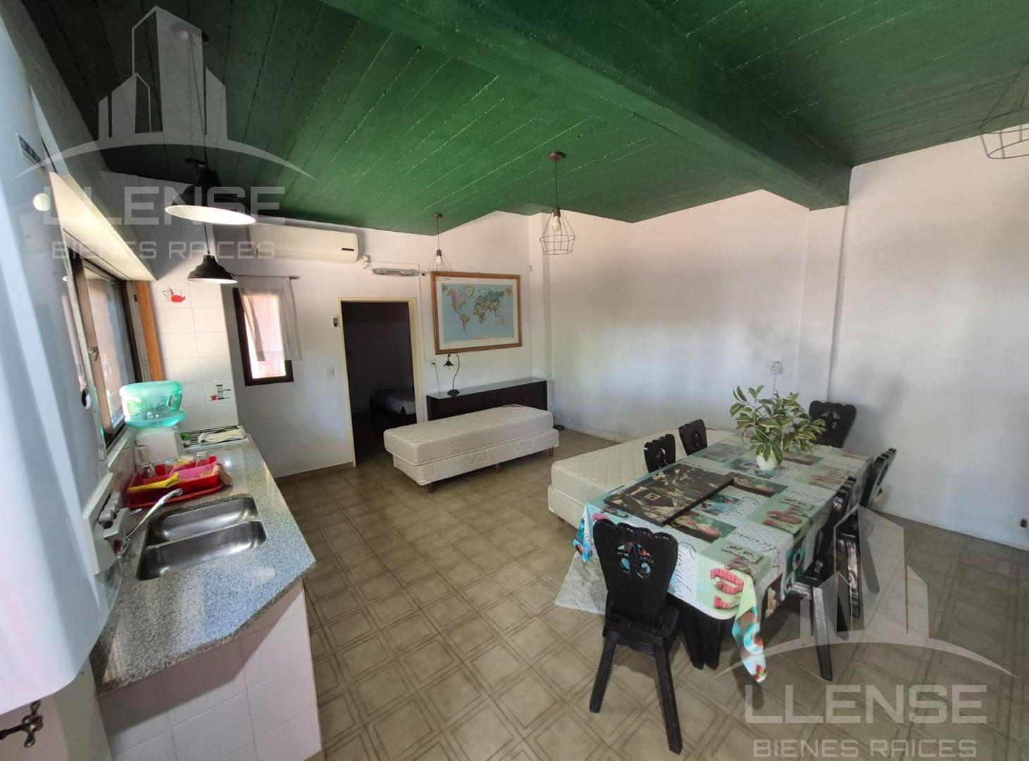 Foto de Casa 3 ambientes sobre lote de 1250m2 con pileta y quincho en venta, imagen 2