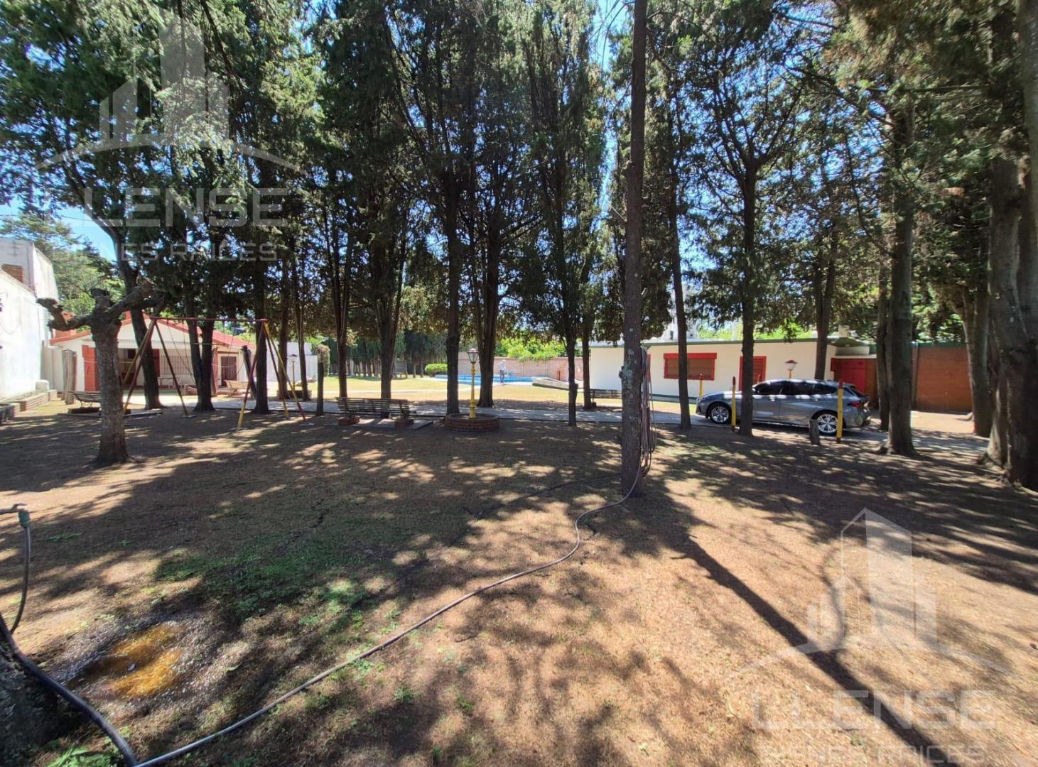 Foto de Casa 3 ambientes sobre lote de 1250m2 con pileta y quincho en venta, imagen 3