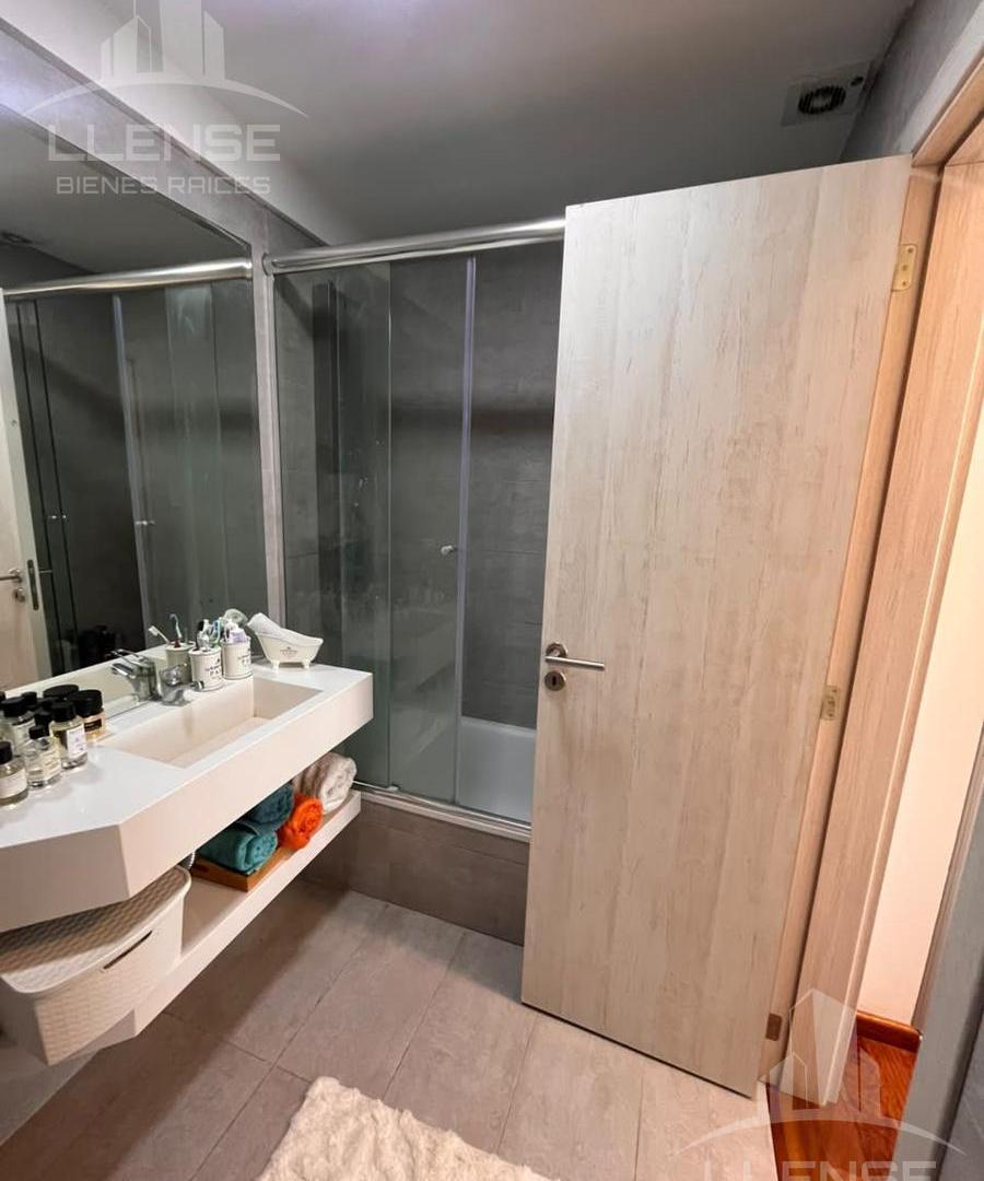 Foto de Departamento 3 ambientes de categoría con cochera vista al río en venta, imagen 2