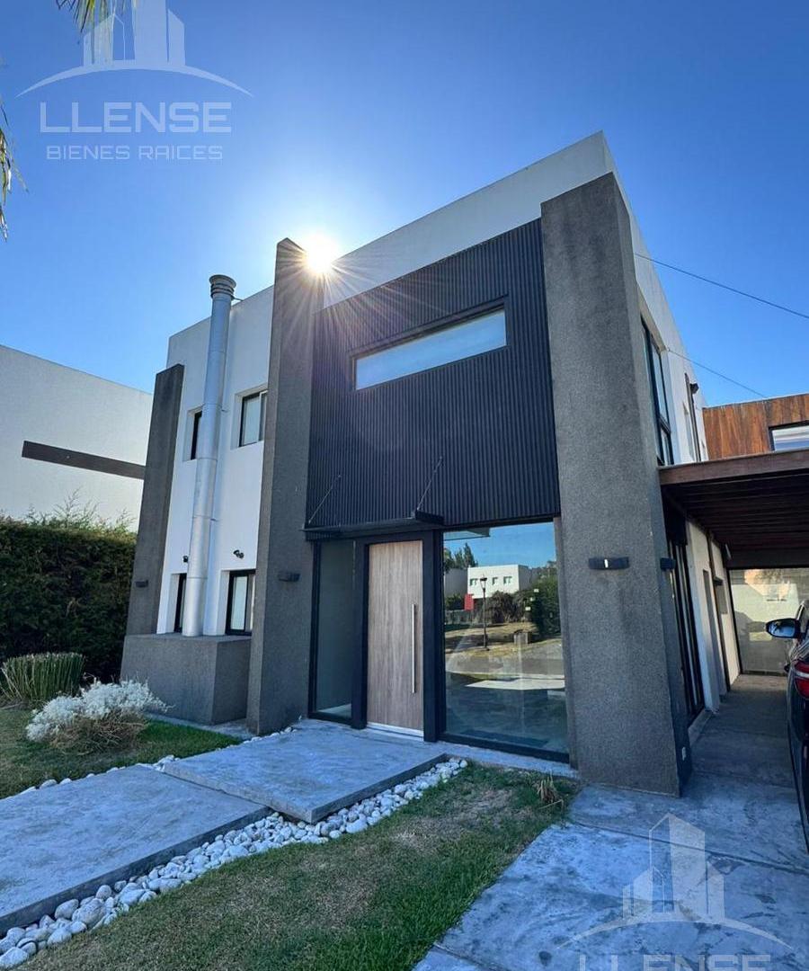 Foto de Casa 8 ambientes estilo moderno con pileta en venta - APTO CREDITO, imagen 2