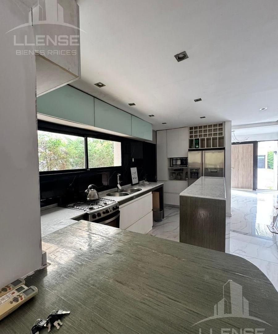 Foto de Casa 8 ambientes estilo moderno con pileta en venta - APTO CREDITO, imagen 5