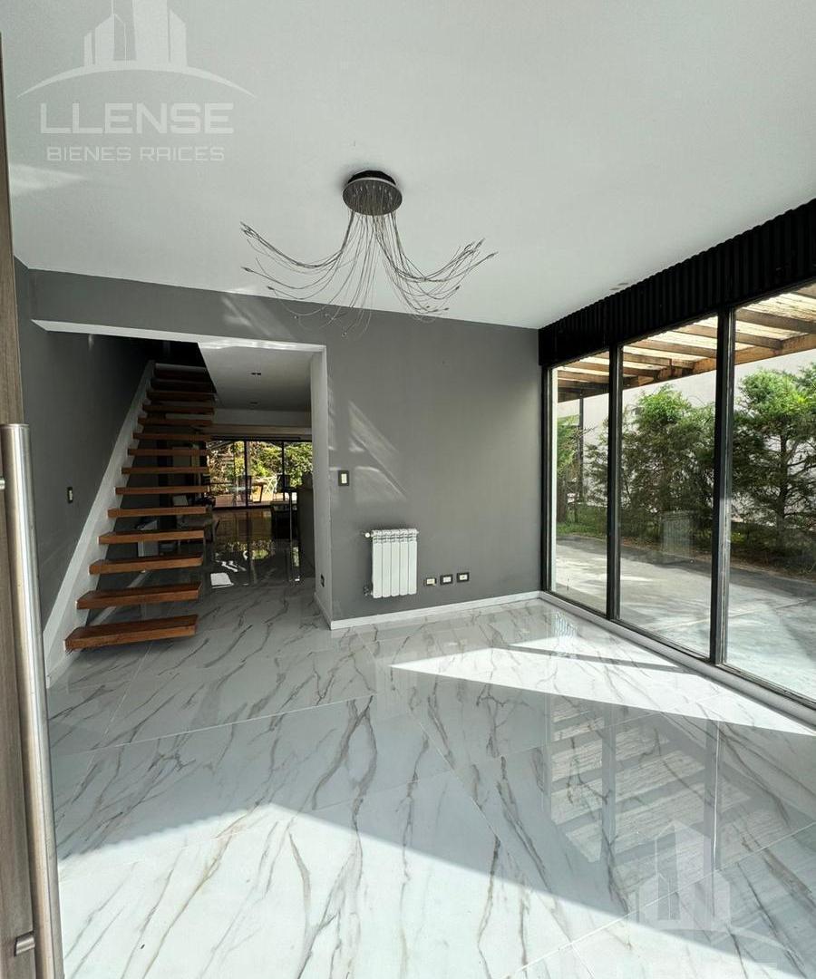Foto de Casa 8 ambientes estilo moderno con pileta en venta - APTO CREDITO, imagen 3