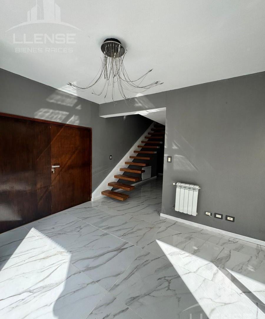 Foto de Casa 8 ambientes estilo moderno con pileta en venta - APTO CREDITO, imagen 1