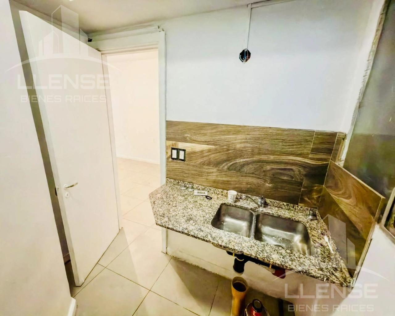 Foto de Local comercial de aprox 50m2 con gas y baño en Alquiler en Quilmes, imagen 2