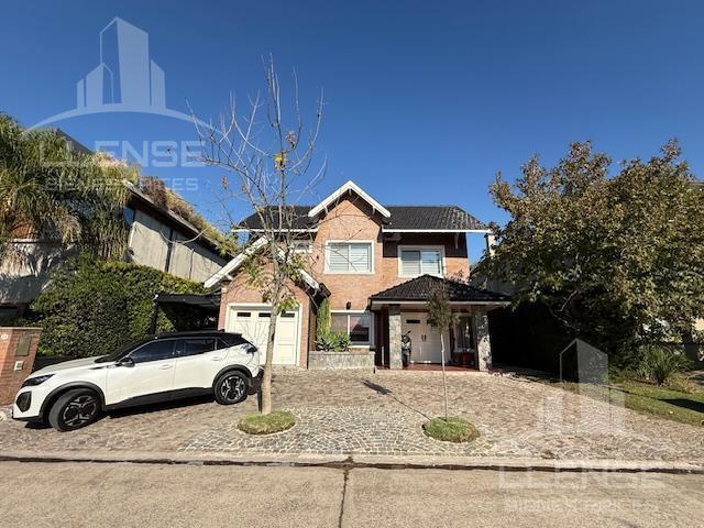 Foto de Casa 5 ambientes con pileta en venta - Barrancas de Guido - Quilmes, imagen 1