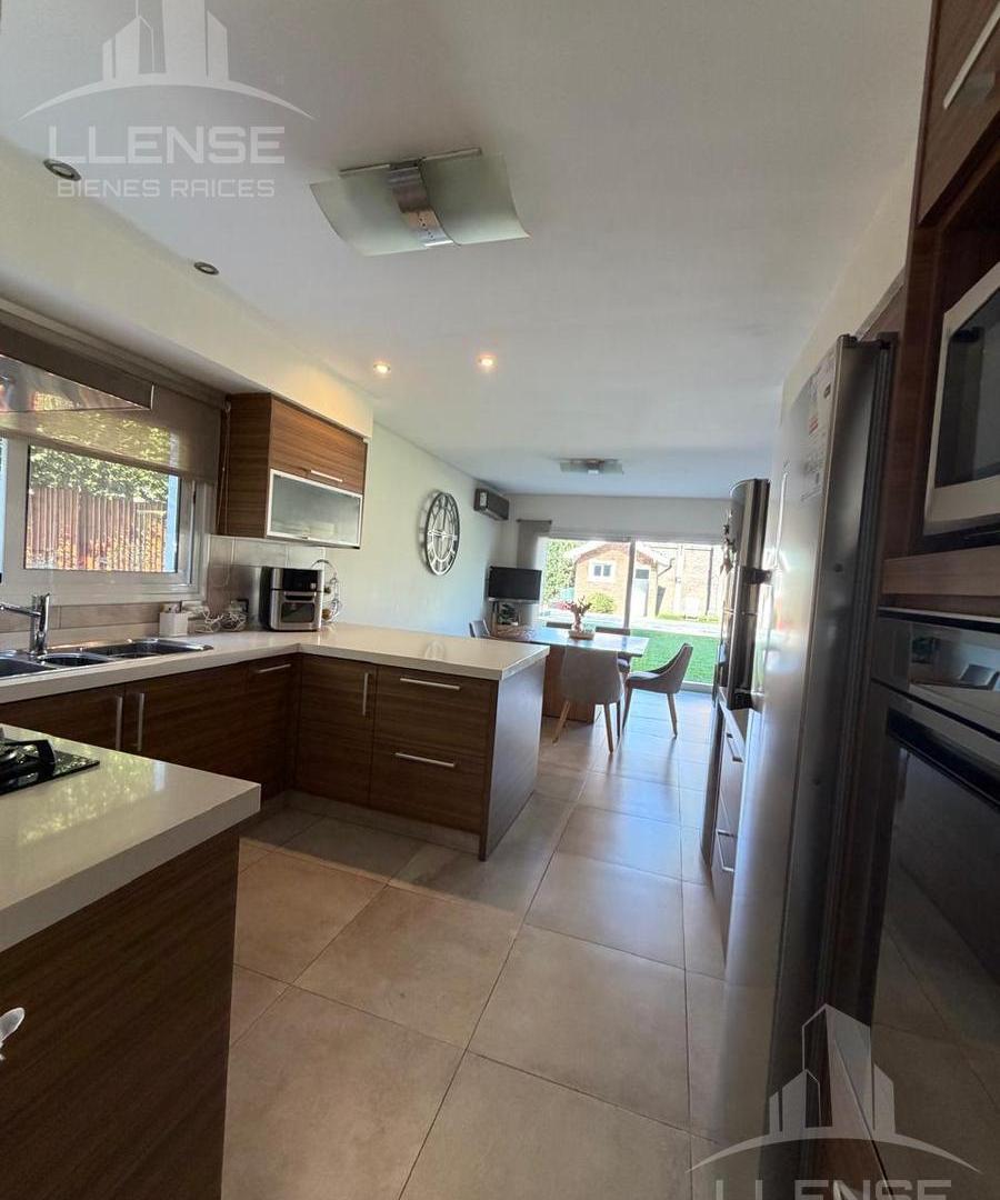 Foto de Casa 5 ambientes con pileta en venta - Barrancas de Guido - Quilmes, imagen 2
