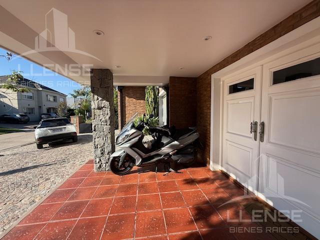 Foto de Casa 5 ambientes con pileta en venta - Barrancas de Guido - Quilmes, imagen 4