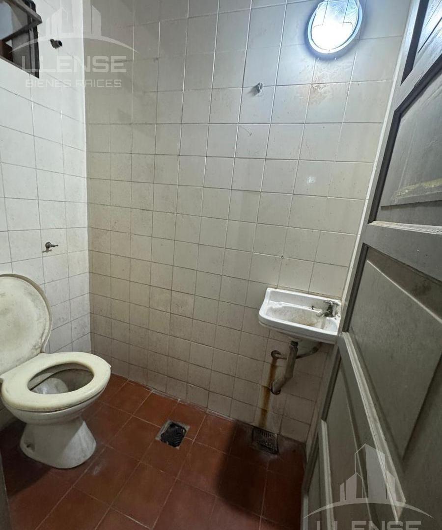 Foto de Galpón de aprox 450m2 en venta - APTO CREDITO - Bernal Oeste, imagen 2