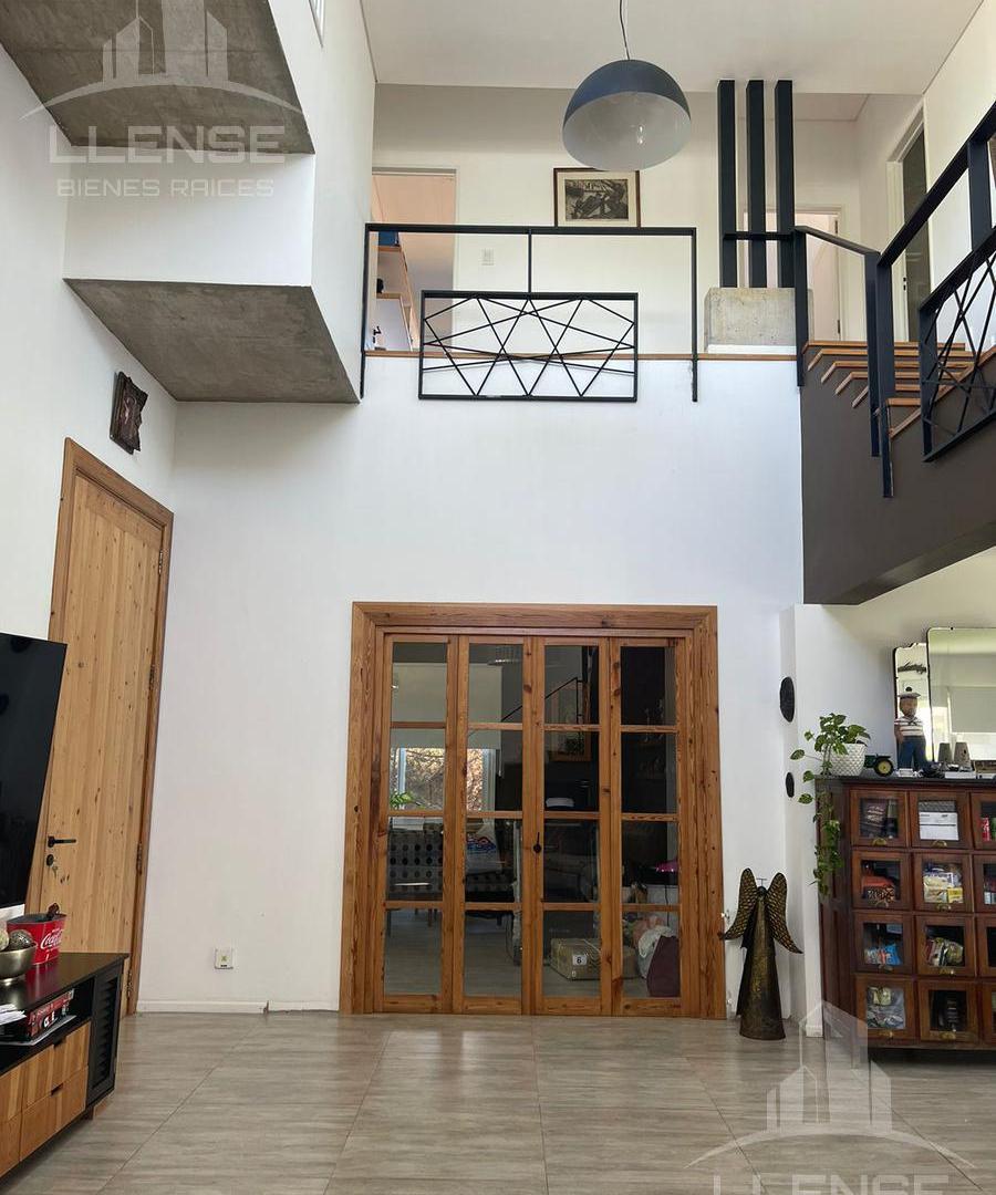 Foto de Casa 5 ambientes en dos plantas en venta - APTA CREDITO - Barrancas de, imagen 4