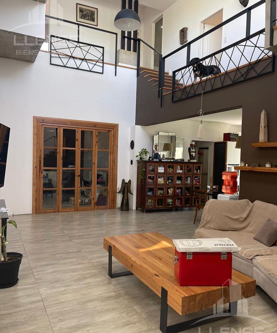 Foto de Casa 5 ambientes en dos plantas en venta - APTA CREDITO - Barrancas de, imagen 1
