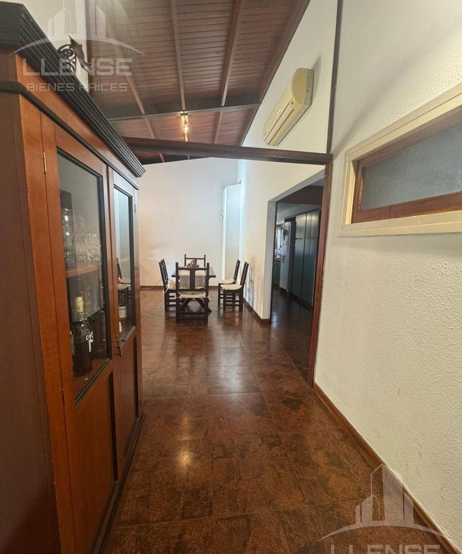 Foto de Casa 5 ambientes con jardín en venta, dos plantas en Quilmes, imagen 3