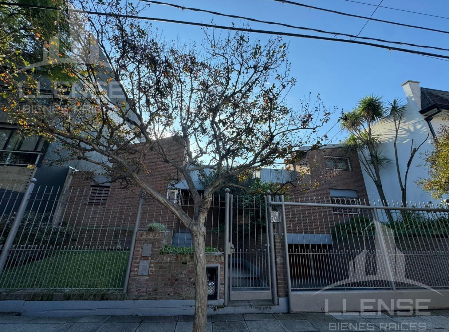 Foto de Casa 5 ambientes con jardín en venta, dos plantas en Quilmes, imagen 2